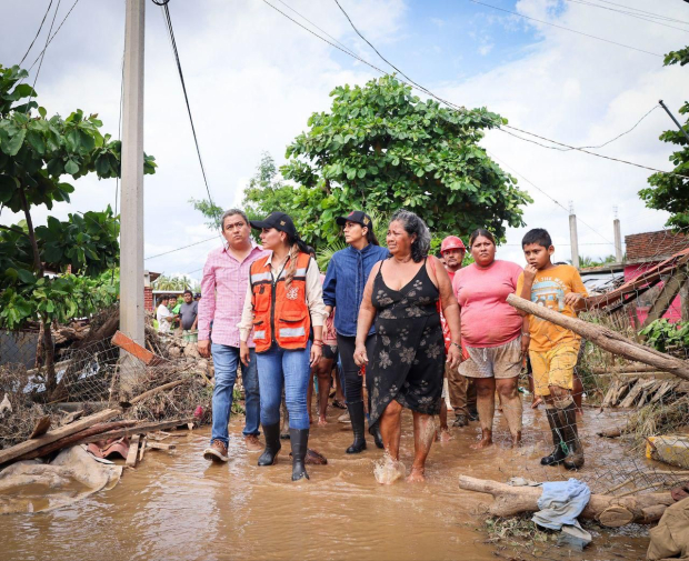 Gobernadora Evelyn Salgado recorrió las zonas afectadas por "John", en días pasados.