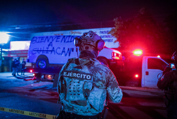 El viernes, en el marco de la visita del Presidente y la Presidenta electa a Sinaloa, fue abandonada una camioneta con la leyenda “Bienvenidos a Culiacán” y  6 cuerpos en su interior.