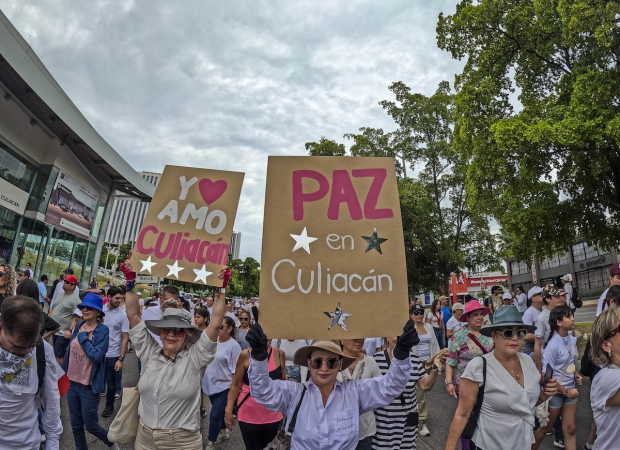 Centenares de personas vestidas de blanco, entre ellas integrantes de colectivos feministas, realizaron ayer una marcha por calles de Culiacán, para exigir paz.