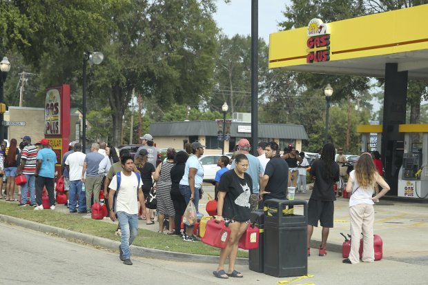 Pobladores hacen largas filas en gasolineras a la espera de insumos.