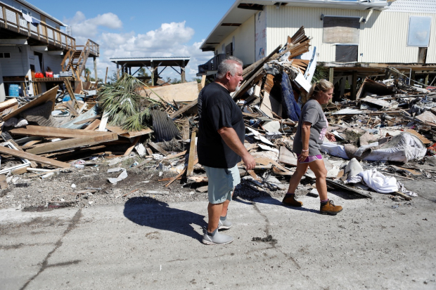 Residentes de Florida buscan entre la destrucción algunas pertenencias a salvar, ayer.