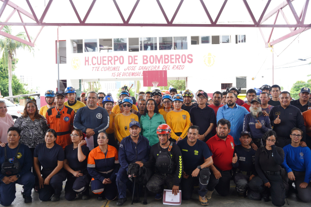 Abelina López hizo entrega de material y equipo de rescate a Bomberos.