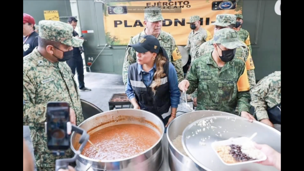 La gobernadora Evelyn Salgado visita la cocina comunitaria de Sedena.