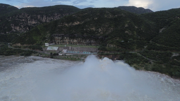 Presa Infiernillo, en los límites de Michoacán y Guerrero, ayer.