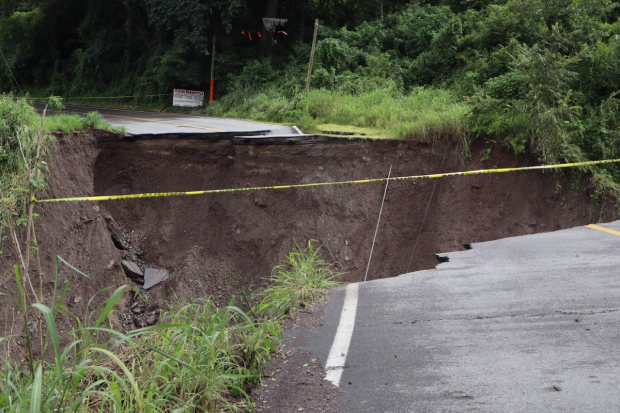 Socavón en la carretera México-Acapulco, en Chilpancingo, ayer.