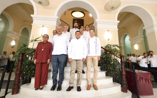 Javier May, acompañado por figuras políticas, reafirma su compromiso de no fallar al pueblo de Tabasco tras recibir un apoyo histórico en las urnas.