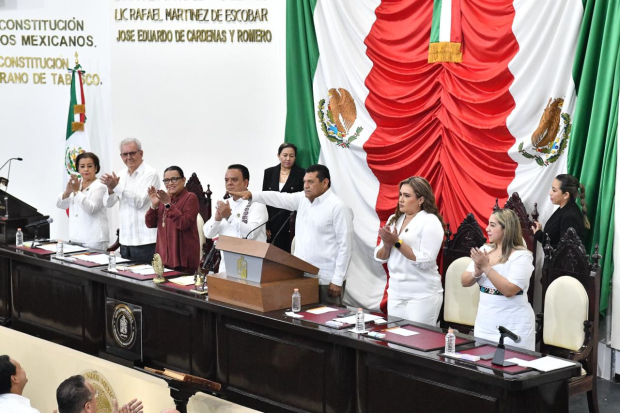 Durante su toma de protesta, Javier May anuncia seis iniciativas de ley que marcarán un nuevo rumbo en la vida política de Tabasco.