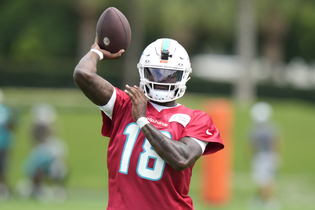 El quarterback de los Dolphins de Miami Tyler Huntley lanza un pase durante un entrenamiento. Se perfila para ser titular en la NFL ante los Titans