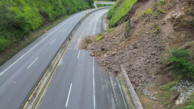 Un gran socavón originado sobre la carretera federal México-Acapulco.