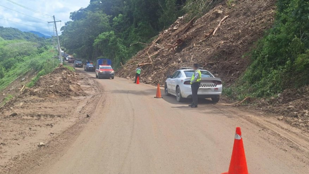 En la carretera Pinotepa Nacional-Salina Cruz también hay afectaciones.