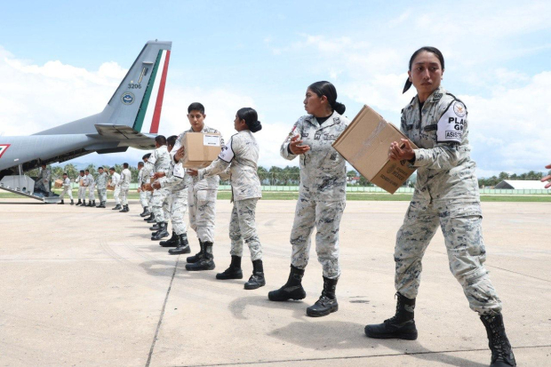 Elementos de la GN hicieron una cadena humana para cargar la aeronave, ayer.