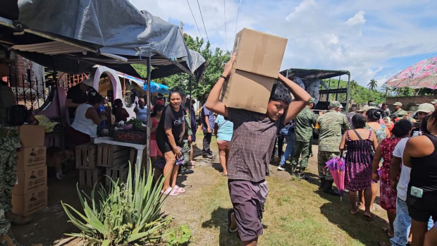 Cientos de personas hicieron fila para recibir las cajas con despensas, ayer.