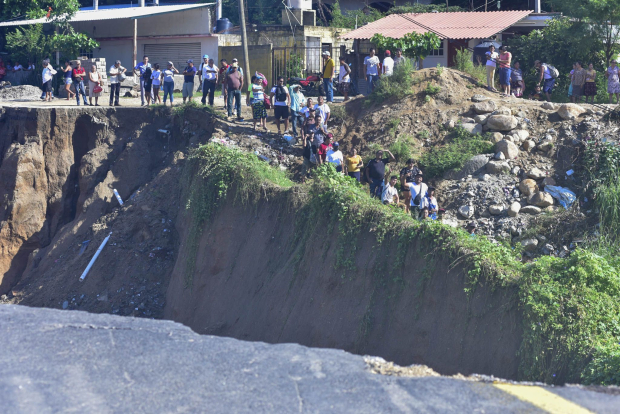 Pobladores de la zona rural de Acapulco, quienes quedaron incomunicados al colapsar el puente de la carretera federal, en el kilómetro 21, pidieron apoyo a las autoridades, ayer.