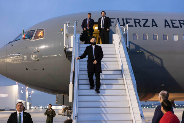 Gabriel Boric, presidente de Chile, ayer, al arribar al AIFA.