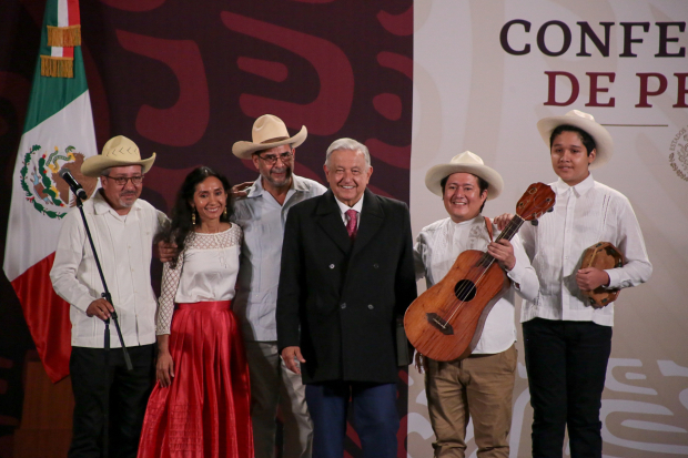 El mandatario federal, ayer, en compañía del grupo Mono Blanco tras finalizar su última conferencia mañanera en Palacio Nacional.