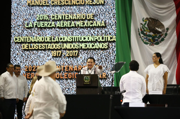 Joaquín Díaz Mena rindió esta noche Compromiso Constitucional como Gobernador del Estado Yucatán