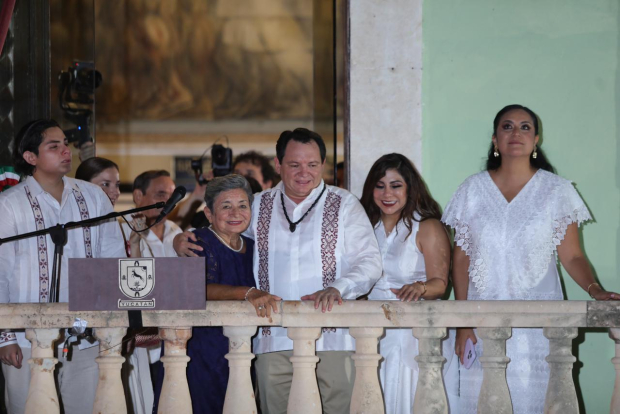 Huacho Díaz Mena ante el pueblo de Yucatán