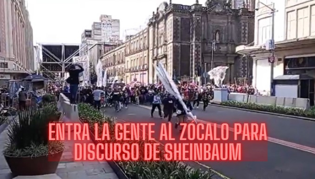 La gente comienza a colocarse en el Zócalo para el primer discurso de Claudia Sheinbaum como presidenta de México.