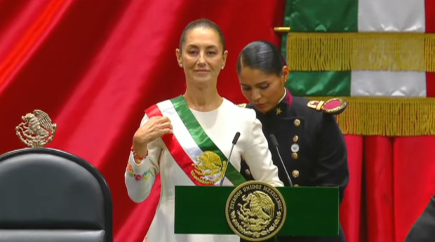 Claudia Sheinbaum porta la banda presidencial.