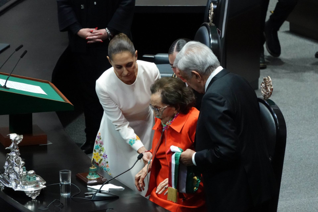 La presidenta de la Cámara de Diputados, Ifigenia Martínez, fue quien colocó la banda presidencial a Claudia Sheinbaum.