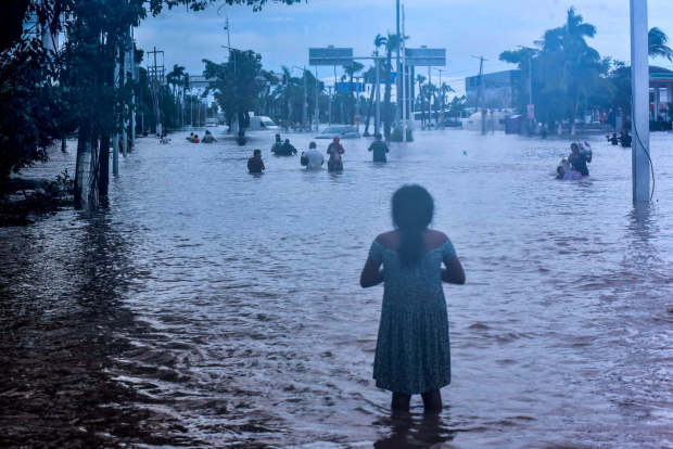 La ayuda continúa llegando a Acapulco tras el impacto del huracán John.