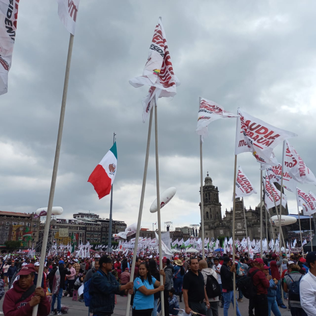 Aún con la amenaza de lluvia, la gente no se va del Zócalo de la CDMX.