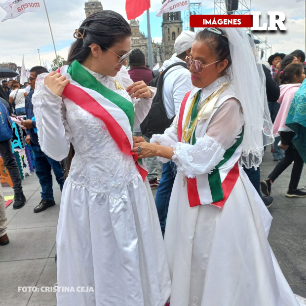 Simpatizantes se visten de la "Novia de Culiacán" para celebrar que una mujer llegó a la presidencia de México.