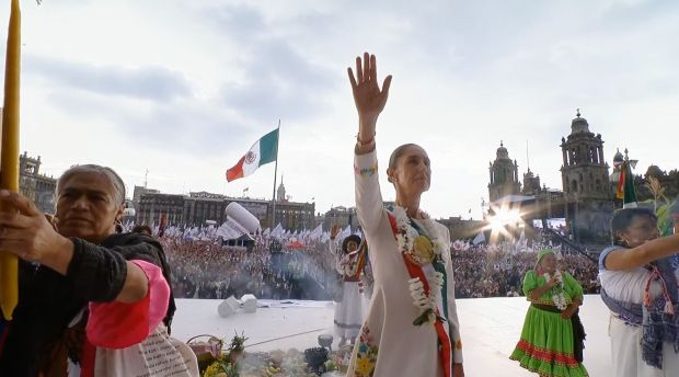 La primer presidenta de México levantó la mano derecha para recibir la iluminación y la sabiduría de los espíritus y dedidades que habitan el Zócalo de la Ciudad de México.