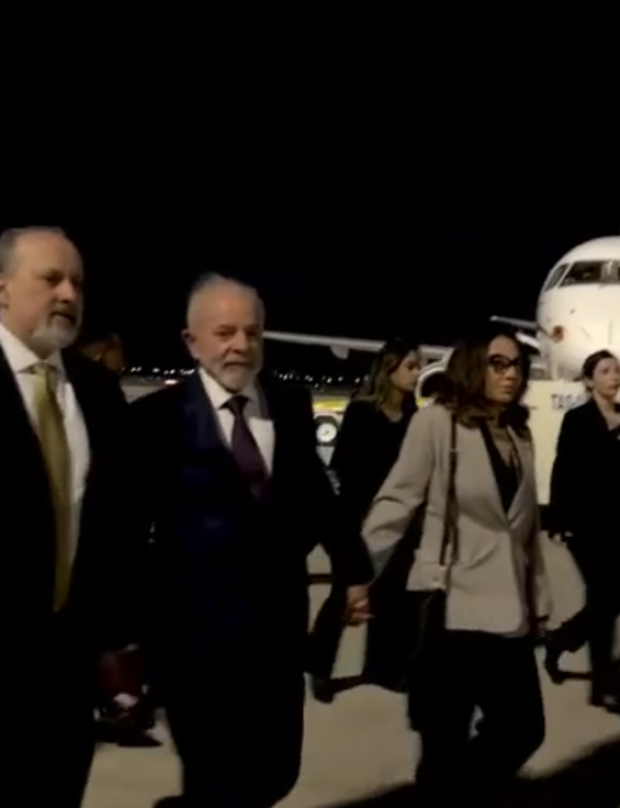 Lula da Silva, junto a su esposa, tras aterrizar en el AIFA.