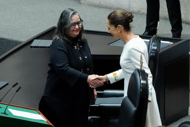 Sheinbaum saluda a la presidenta de la Corte, ayer.