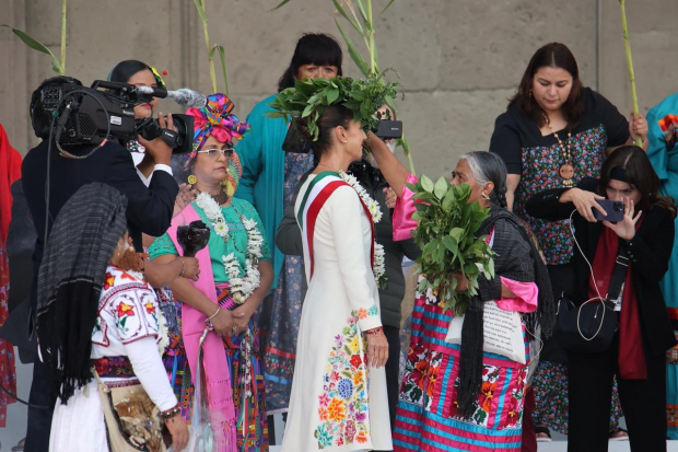 Mujeres indígenas realizan una ceremonia de purificación a la Presidenta.