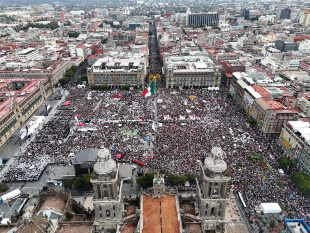 Un zócalo pletórico acompañó a la Mandataria en su día 1.