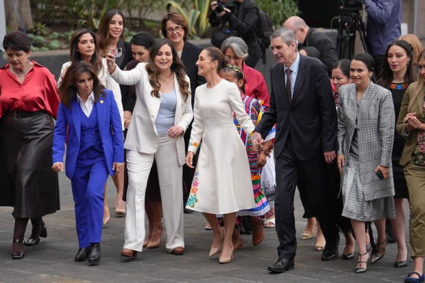 Claudia Sheinbaum y su esposo Jesús Tarriba con la comisión de cortesía, ayer en San Lázaro.