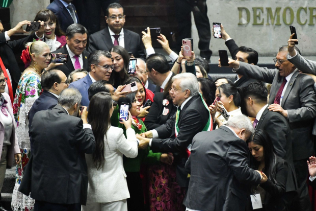 Último recorrido de López Obrador rumbo a la Mesa Directiva en San Lázaro.