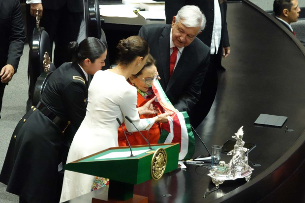 Traspaso de la banda presidencial, ayer, en la imagen, Claudia Sheinbaum, Ifigenia Martínez y Andrés Manuel López Obrador.