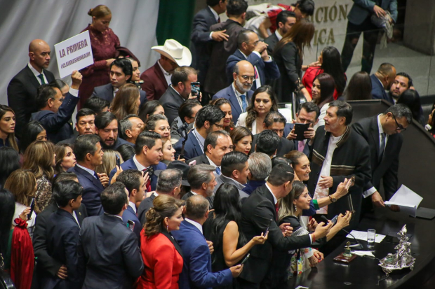 Simpatizantes de la 4t se tomaron fotos, ayer, con Claudia Sheinbaum tras rendir protesta como Presidenta constitucional.