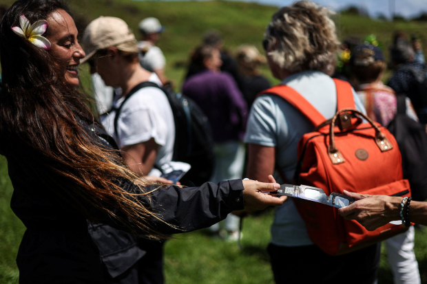 En la Isla de Pascua repartían lentes para disfrutar del evento