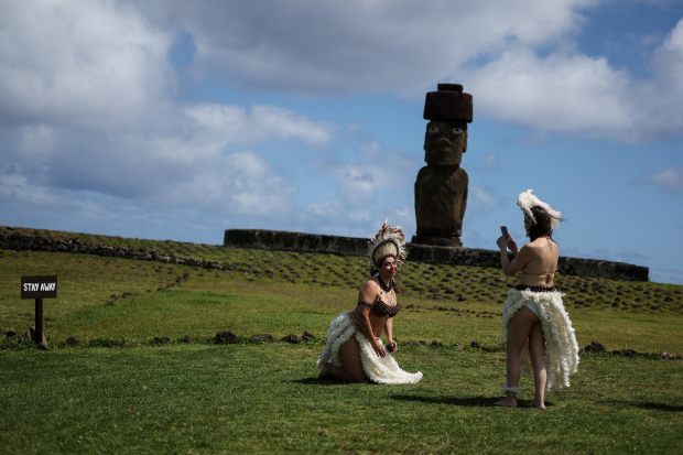 Turistas aprovecharon el evento para tomarse fotografías en la Isla de Pascua