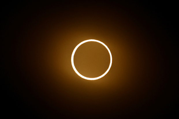 Así fue el momento del eclipse solar anular en Argentina