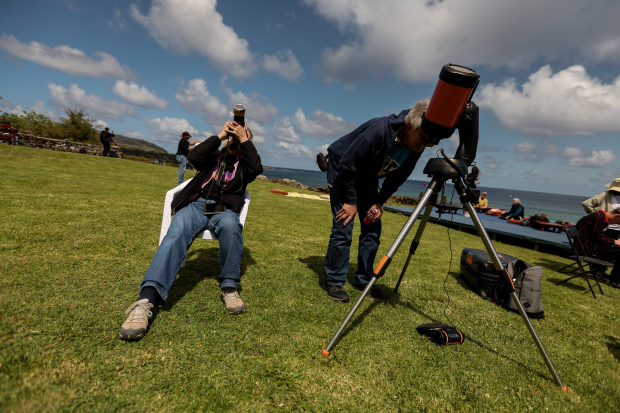 Personas observaban el eclipse a través de telescopios y cámaras fotográficas