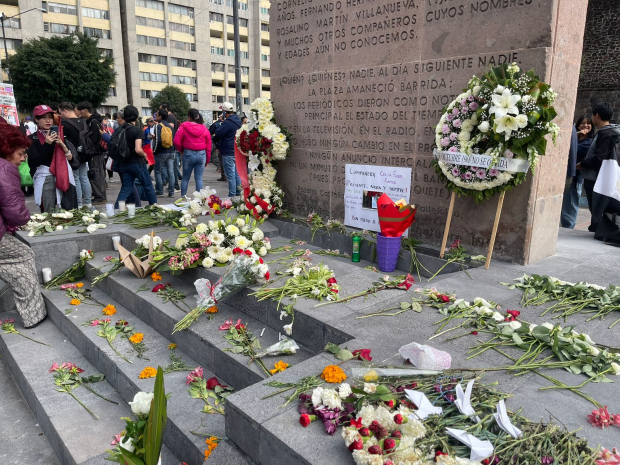 Con flores blancas, conmemoran a estudiantes asesinados en Tlatelolco.