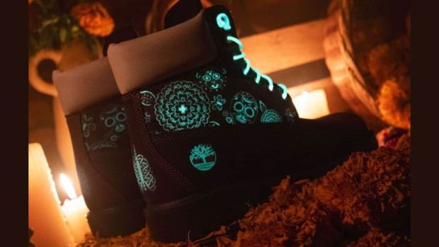 Estas botas son alusivas al Día de Muertos.