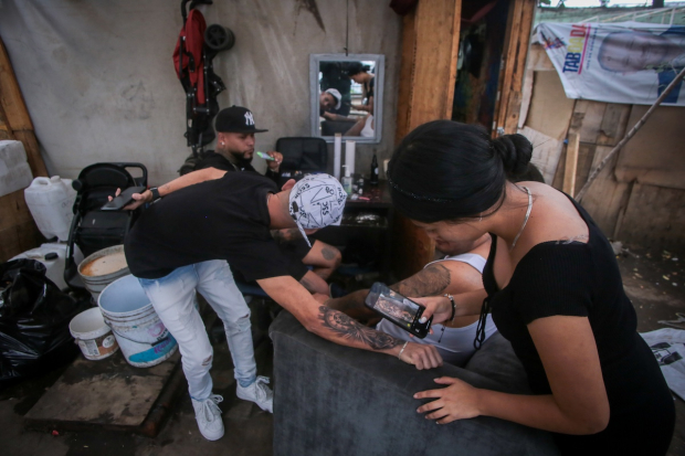 Nicole, pareja del joven tatuador, fotogría una “raya”.