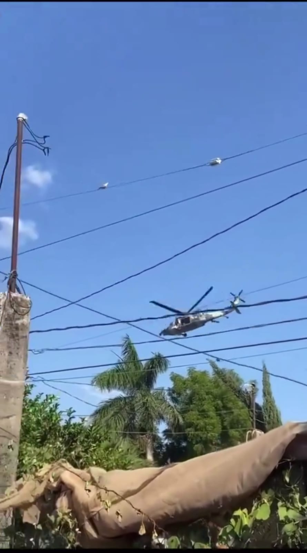 Un helicóptero sobrevuela la comunidad de Villa Juárez, en Navolato, durante un operativo de la Armada.