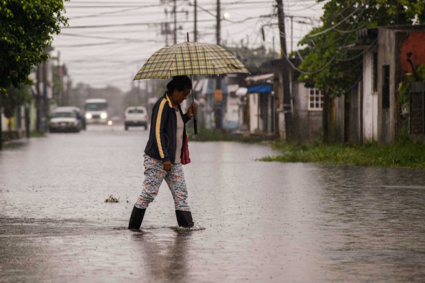 La depresión tropical Once-E dejó daños diversos en Coatzacoalcos, donde vehículos terminaron varados, hubo deslaves también, inundaciones y otras afectaciones. 