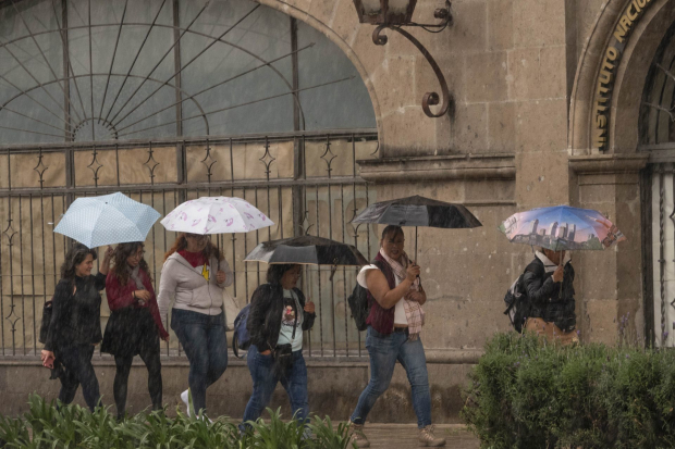 Continúan las lluvias en la capital, esto como resultado de los remanentes del paso del huracán John, que dejó severas inundaciones en Acapulco.