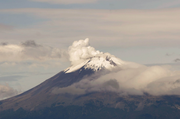 El volcán Popocatépetl, lució una capa de nieve en la punta y una pequeña fumarola durante la mañana del 2 de octubre. 
FOTO: MIREYA NOVO/ CUARTOSCURO.COM