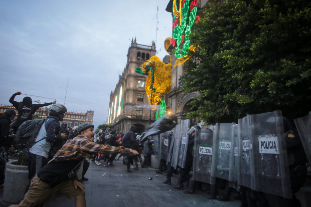 Grupos de choque se enfrentaron con policías en Palacio de Ayuntamiento, ayer.