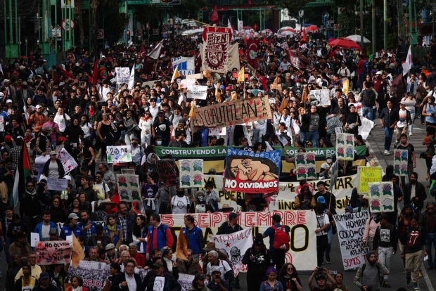 Miles de estudiantes marcharon, ayer, de Tlatelolco al Zócalo de la Ciudad de México.