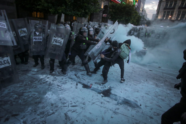 El bloque negro se enfrentó, ayer, con personal de seguridad del Zócalo.